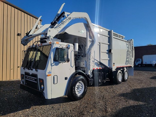 01 2016 MACK FRONT LOAD TRUCK 010233