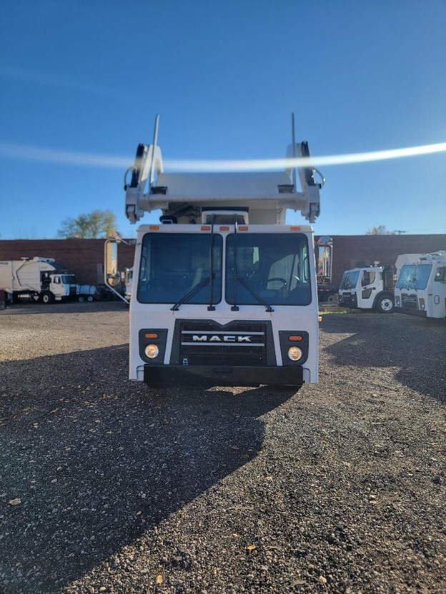 02 2016 MACK FRONT LOAD TRUCK 010233
