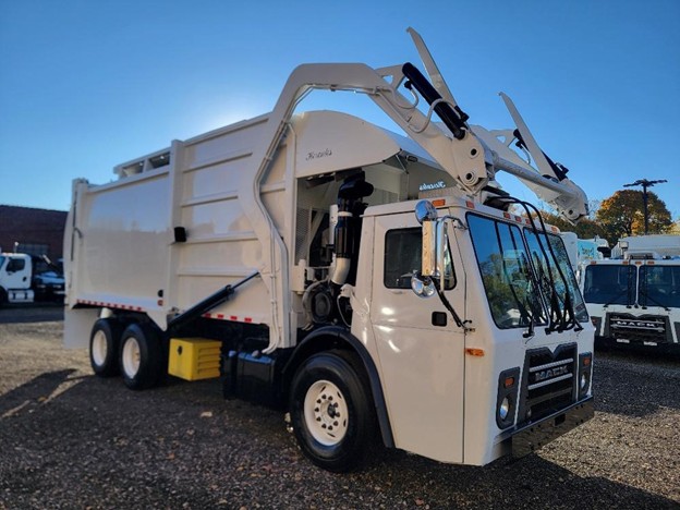 03 2016 MACK FRONT LOAD TRUCK 010233