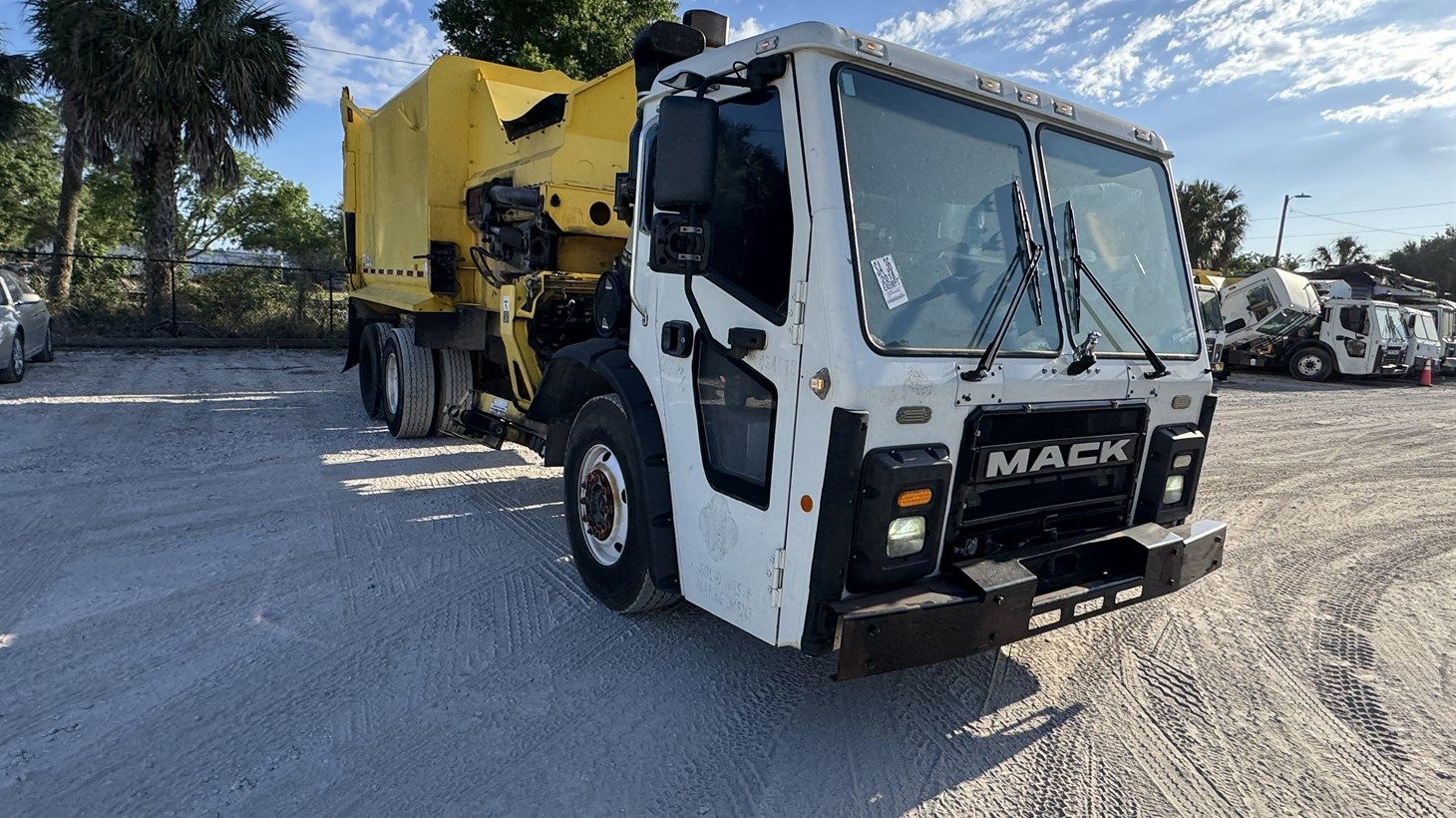 02_2018_Mack_Side_Loader_110428_2