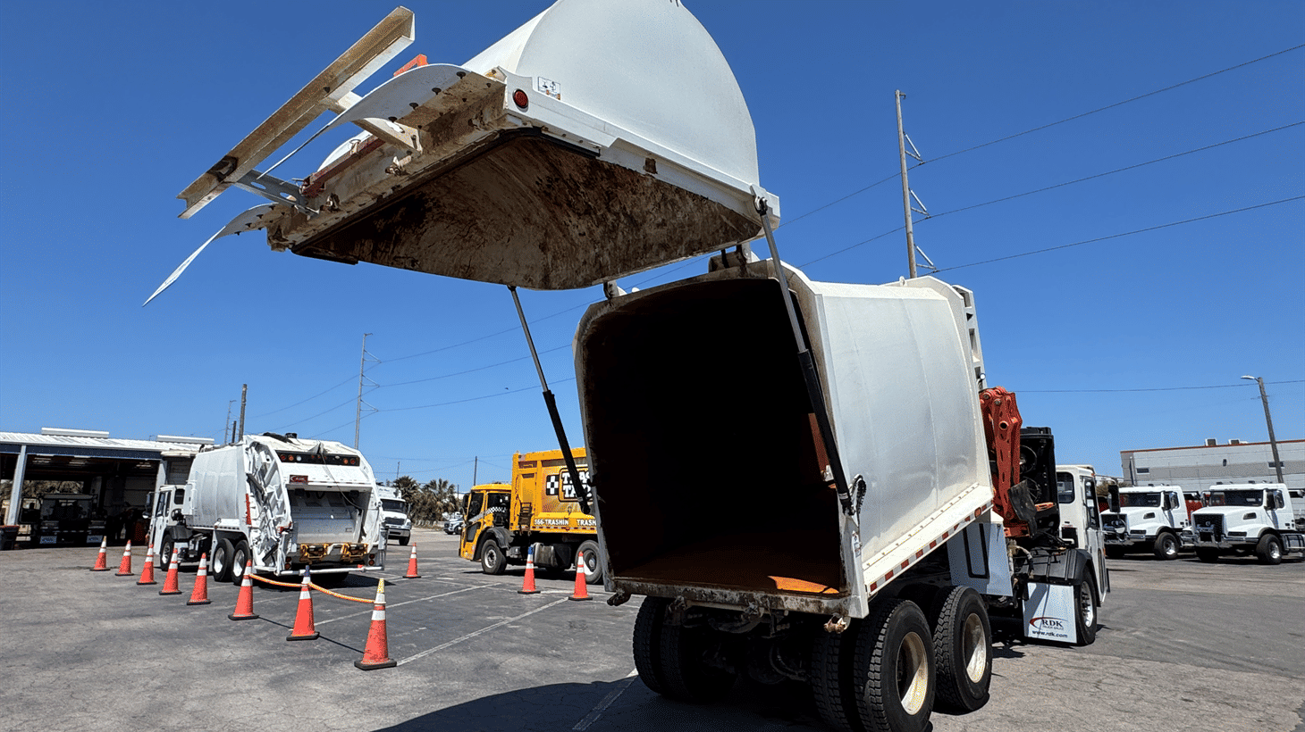 02_2024_battle_motors_side_loader_garbage_truck_108798_10
