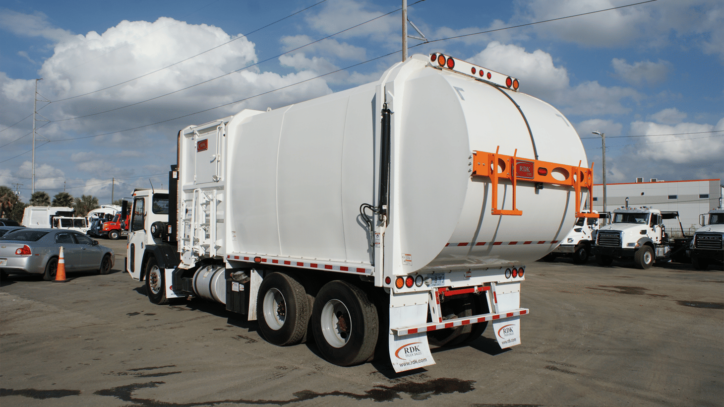02_2024_battle_motors_side_loader_garbage_truck_109275_10