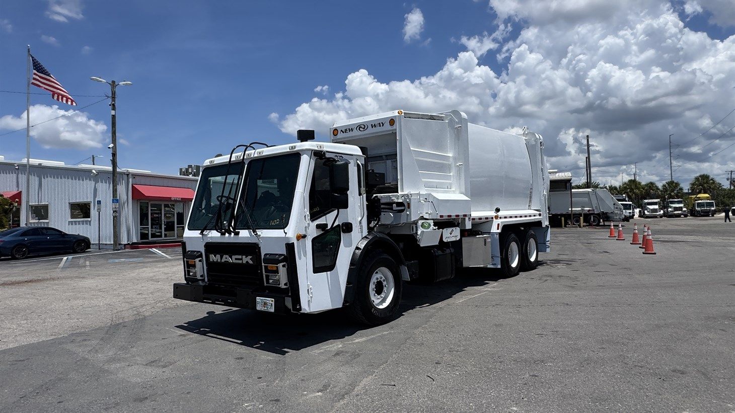 03_2018_Mack_Side_Loader_110203_3