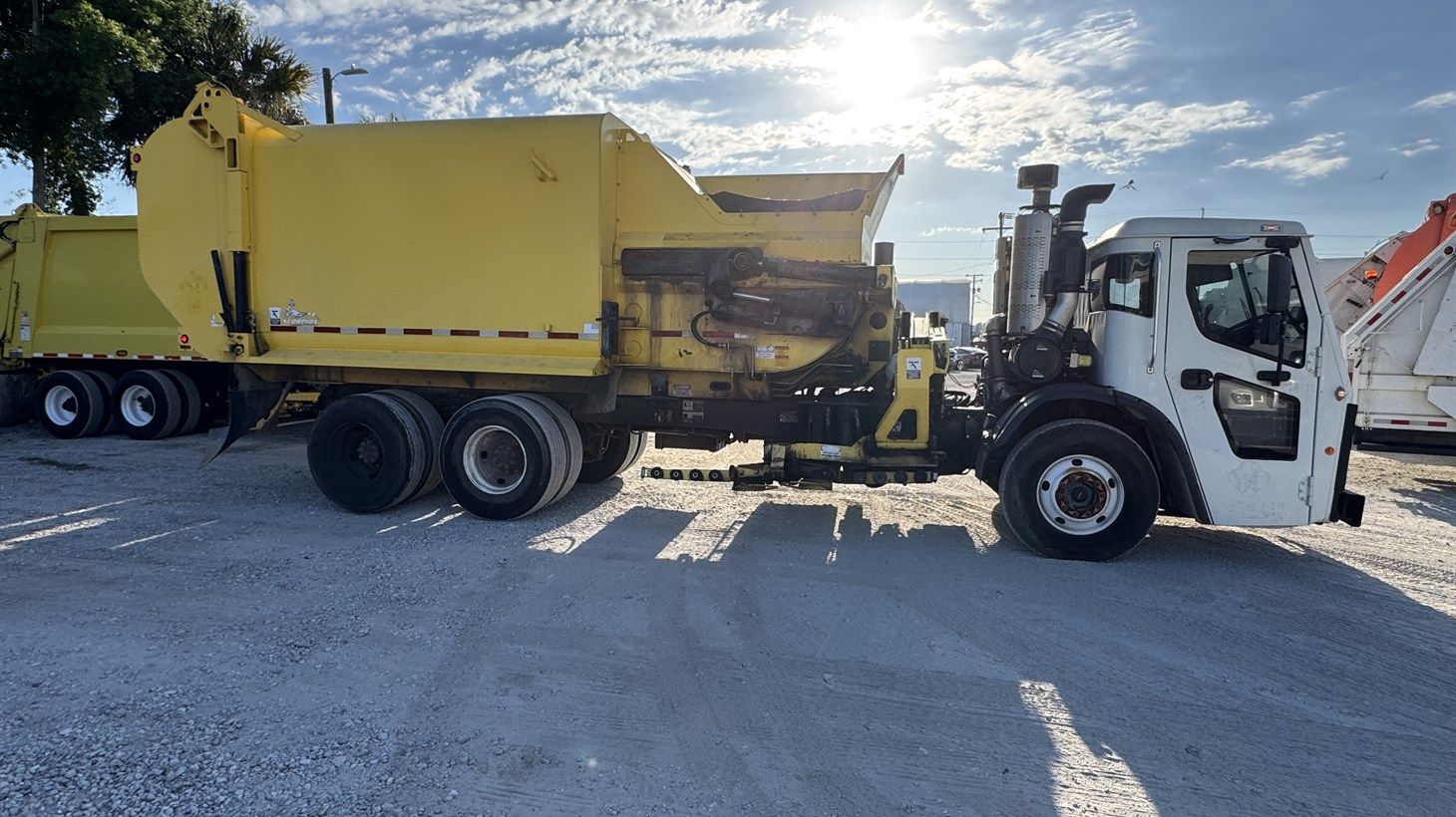 03_2018_Mack_Side_Loader_110428_3