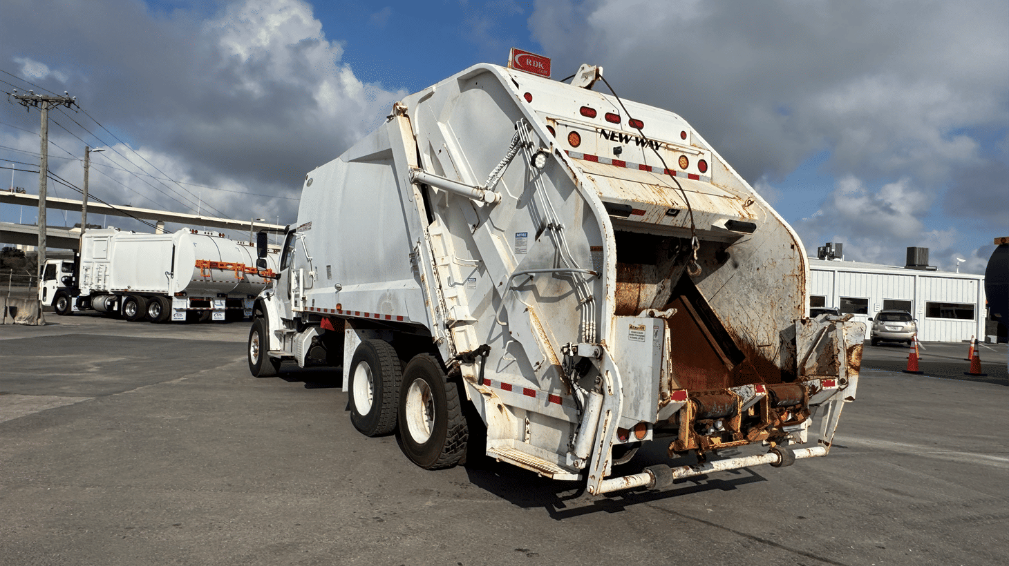 03_2020_freightliner_rear_loader_garbage_truck_108873_11