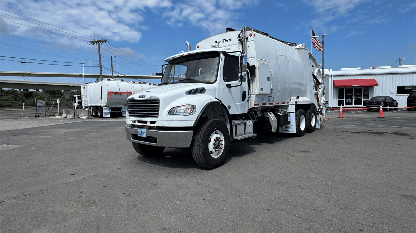 03_2022_freightliner_rear_loader_garbage_truck_108136_11