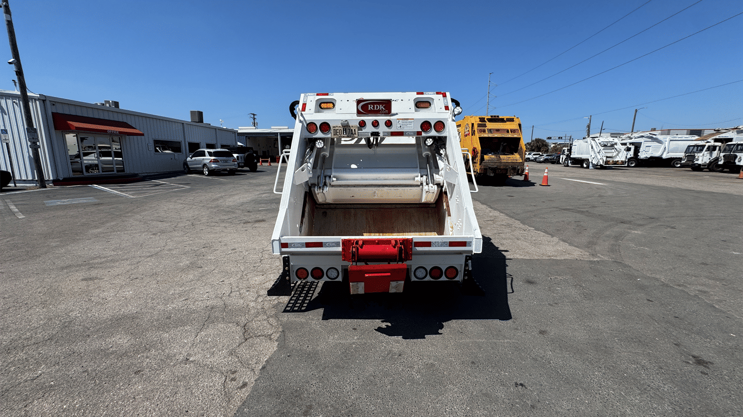 03_2022_isuzu_rear_loader_garbage_truck_108224_11