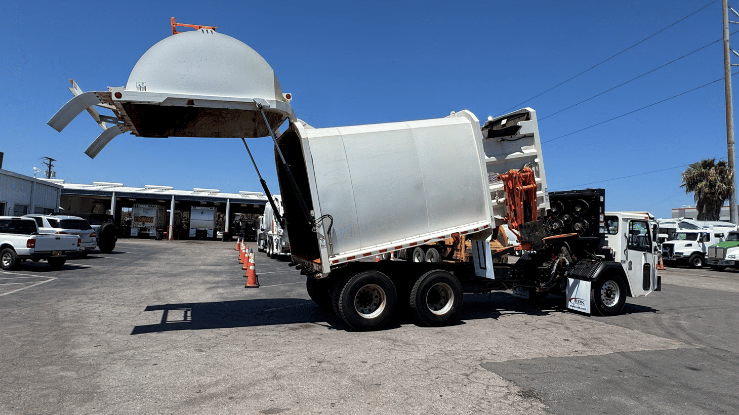 03_2024_battle_motors_side_loader_garbage_truck_108798_11