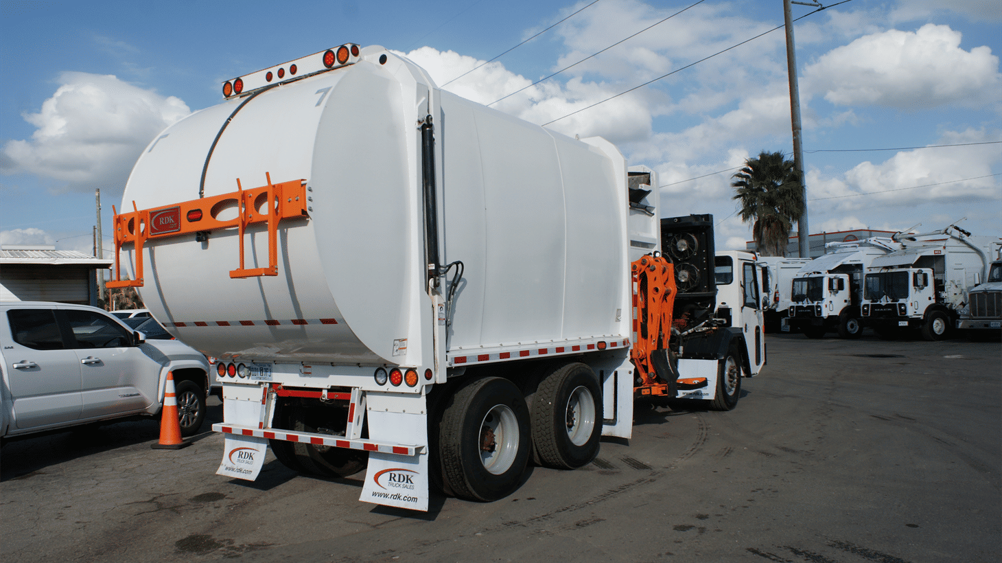 03_2024_battle_motors_side_loader_garbage_truck_109275_11
