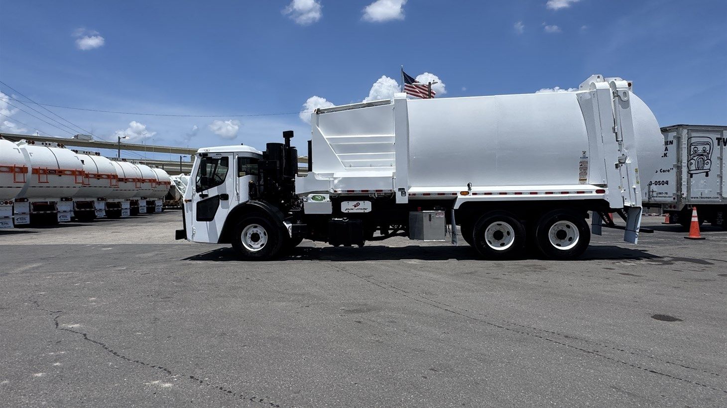 04_2018_Mack_Side_Loader_110203_4