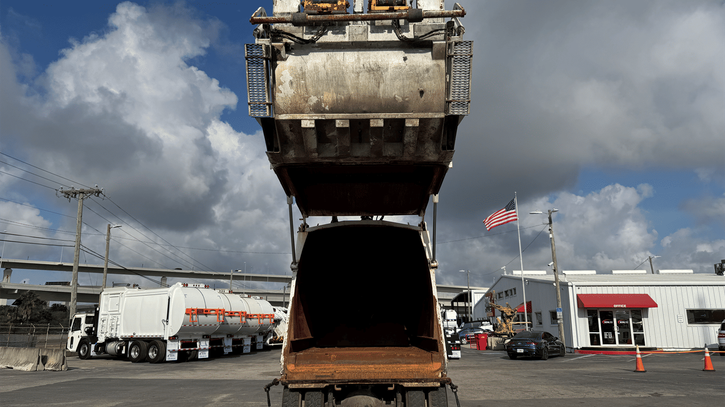 04_2020_freightliner_rear_loader_garbage_truck_108873_12