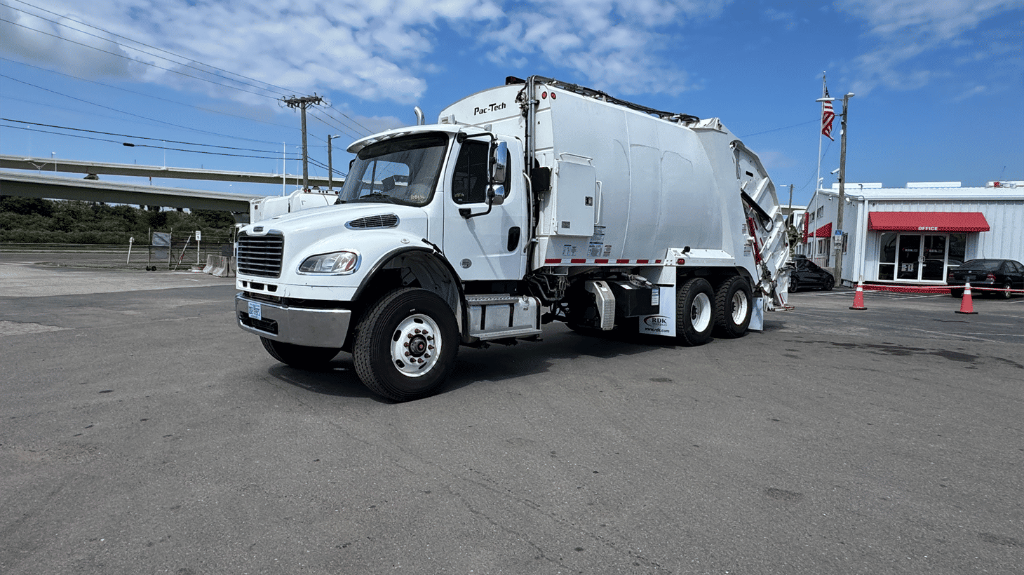 04_2022_freightliner_rear_loader_garbage_truck_108136_12