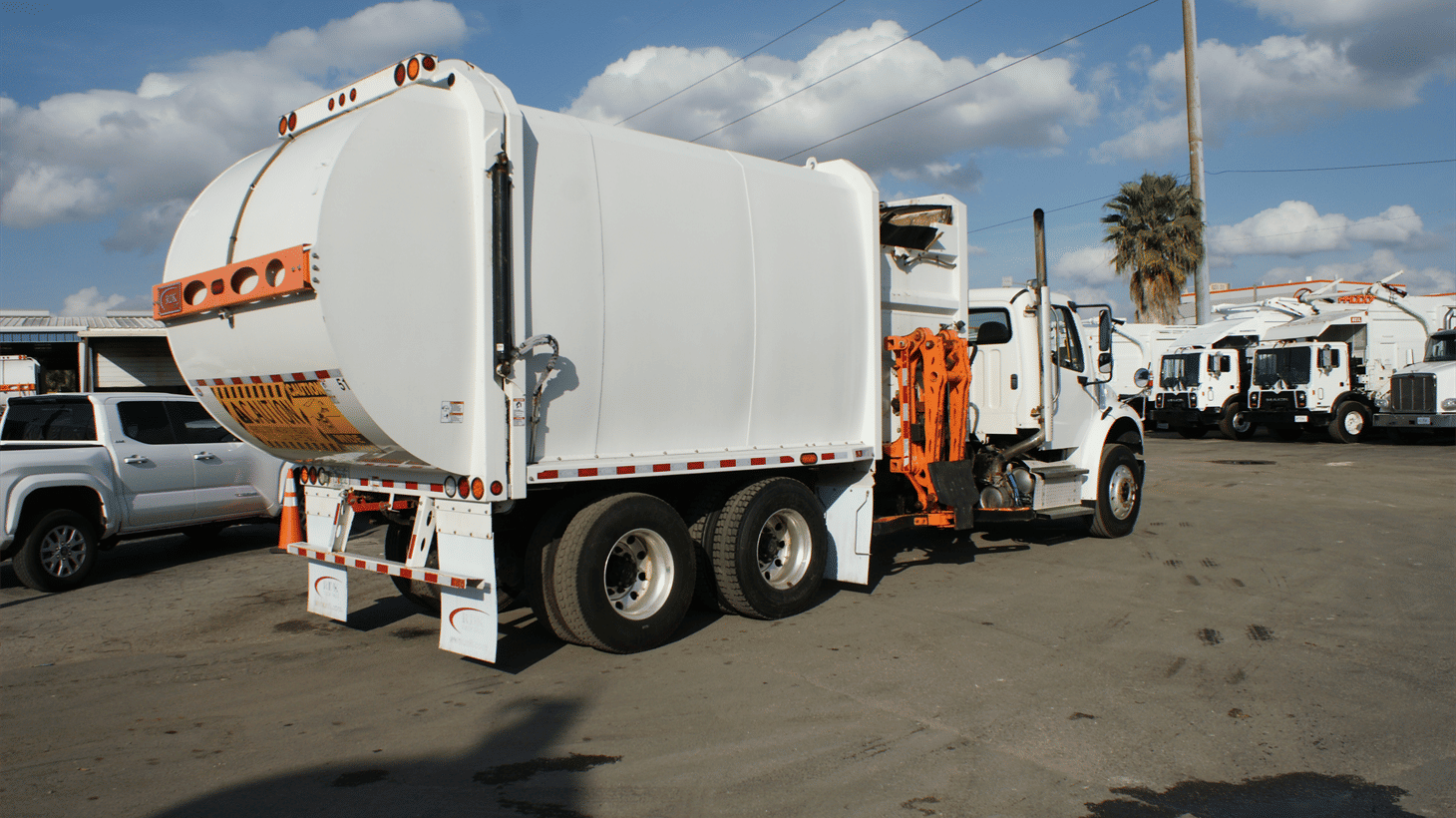 04_2022_freightliner_side_loader_garbage_truck_107953_12