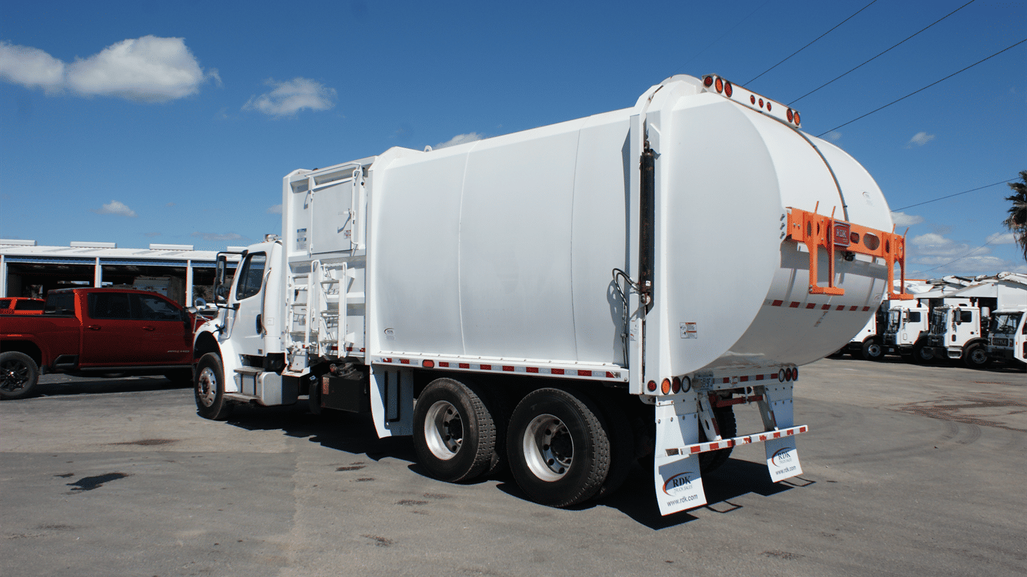 04_2022_freightliner_side_loader_garbage_truck_108141_12