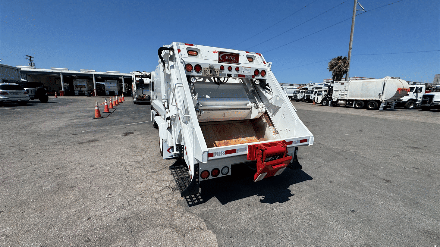 04_2022_isuzu_rear_loader_garbage_truck_108224_12