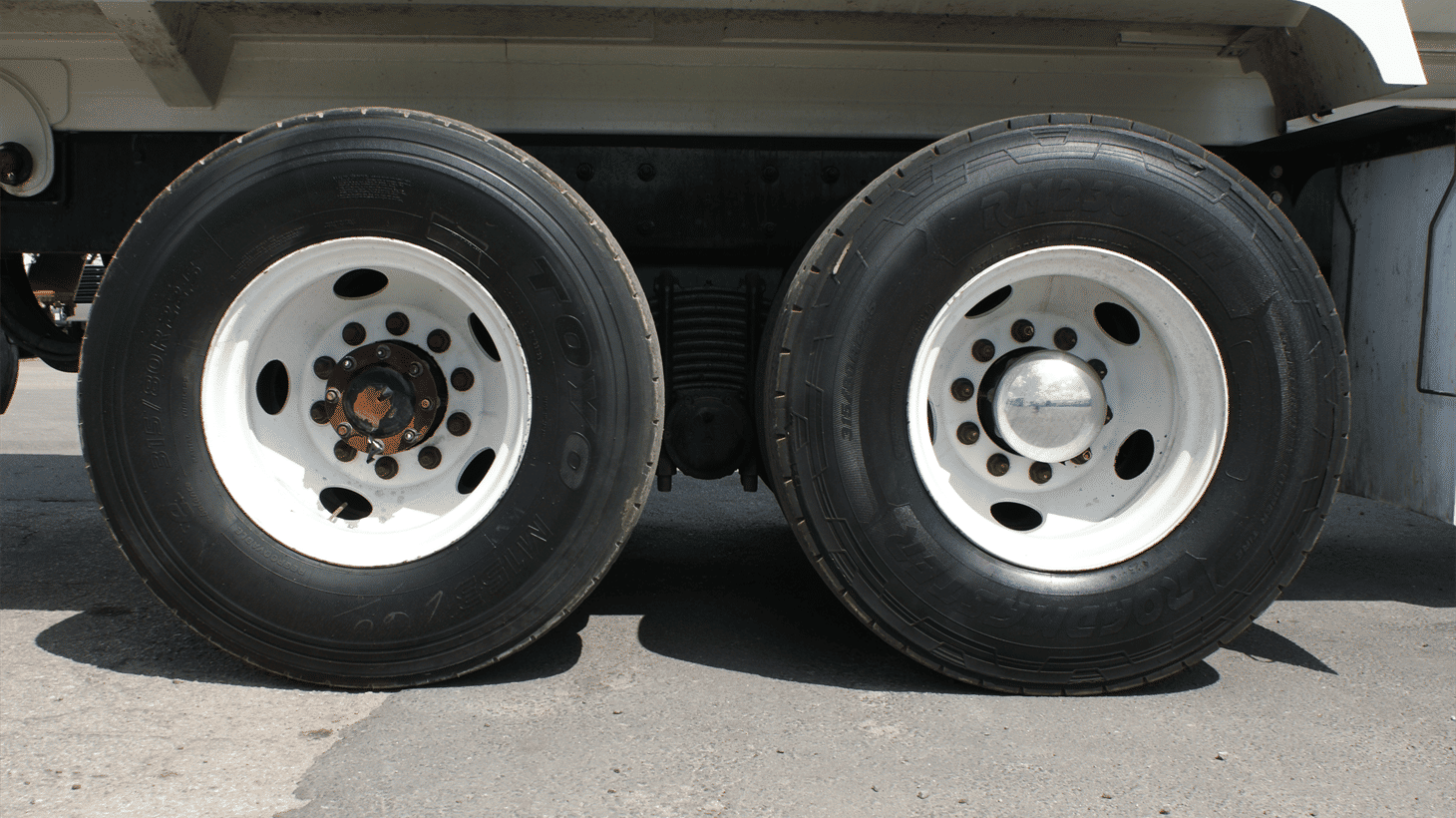 04_2023_mack_side_loader_garbage_truck_108491_12