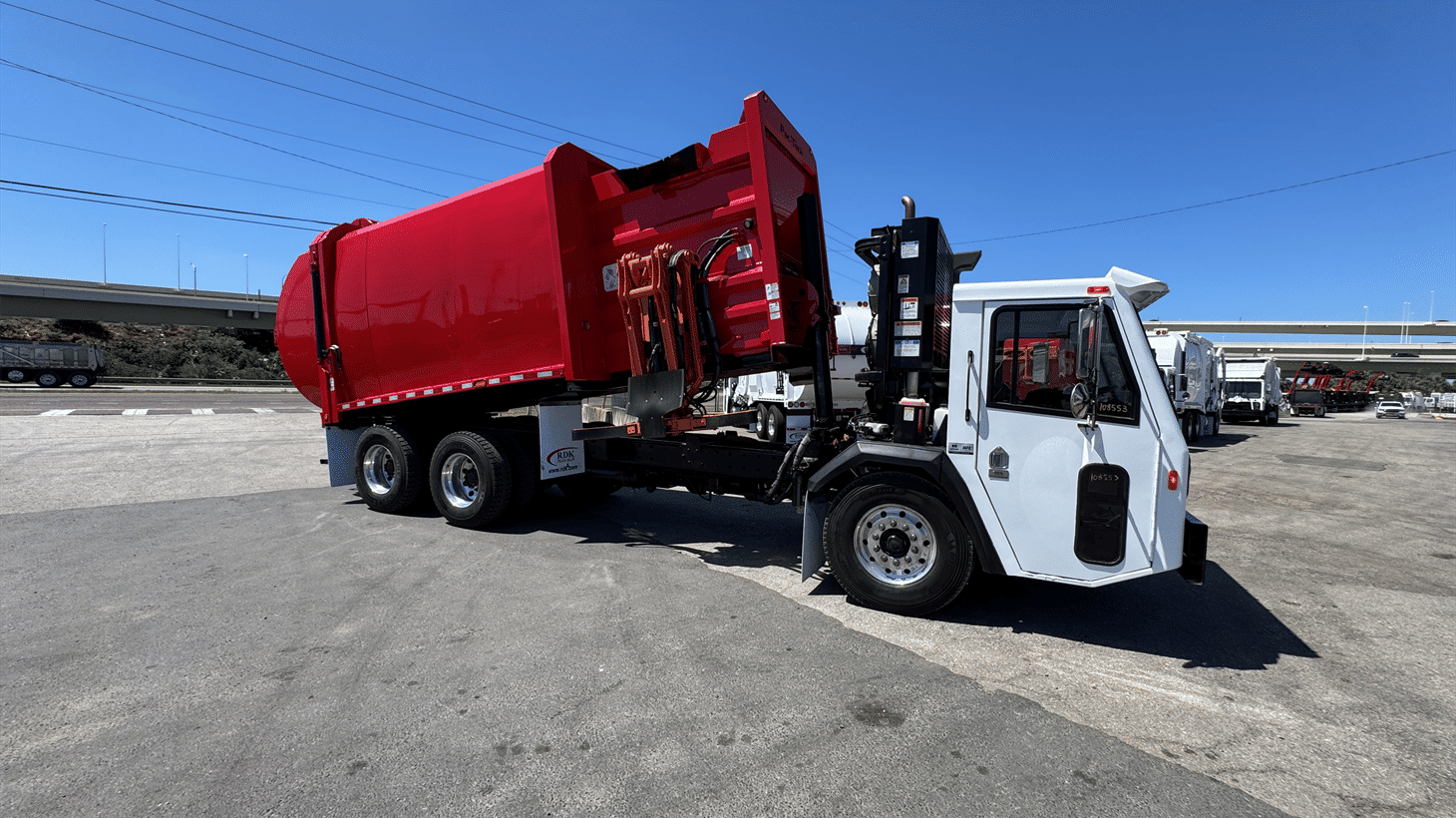 04_2024_battle_motors_side_loader_garbage_truck_108553_12
