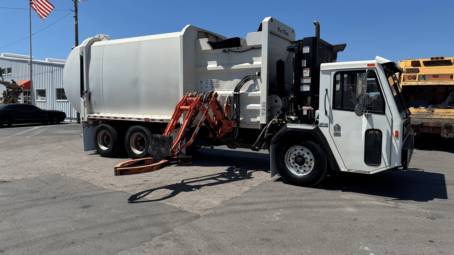 04_2024_battle_motors_side_loader_garbage_truck_108798_12