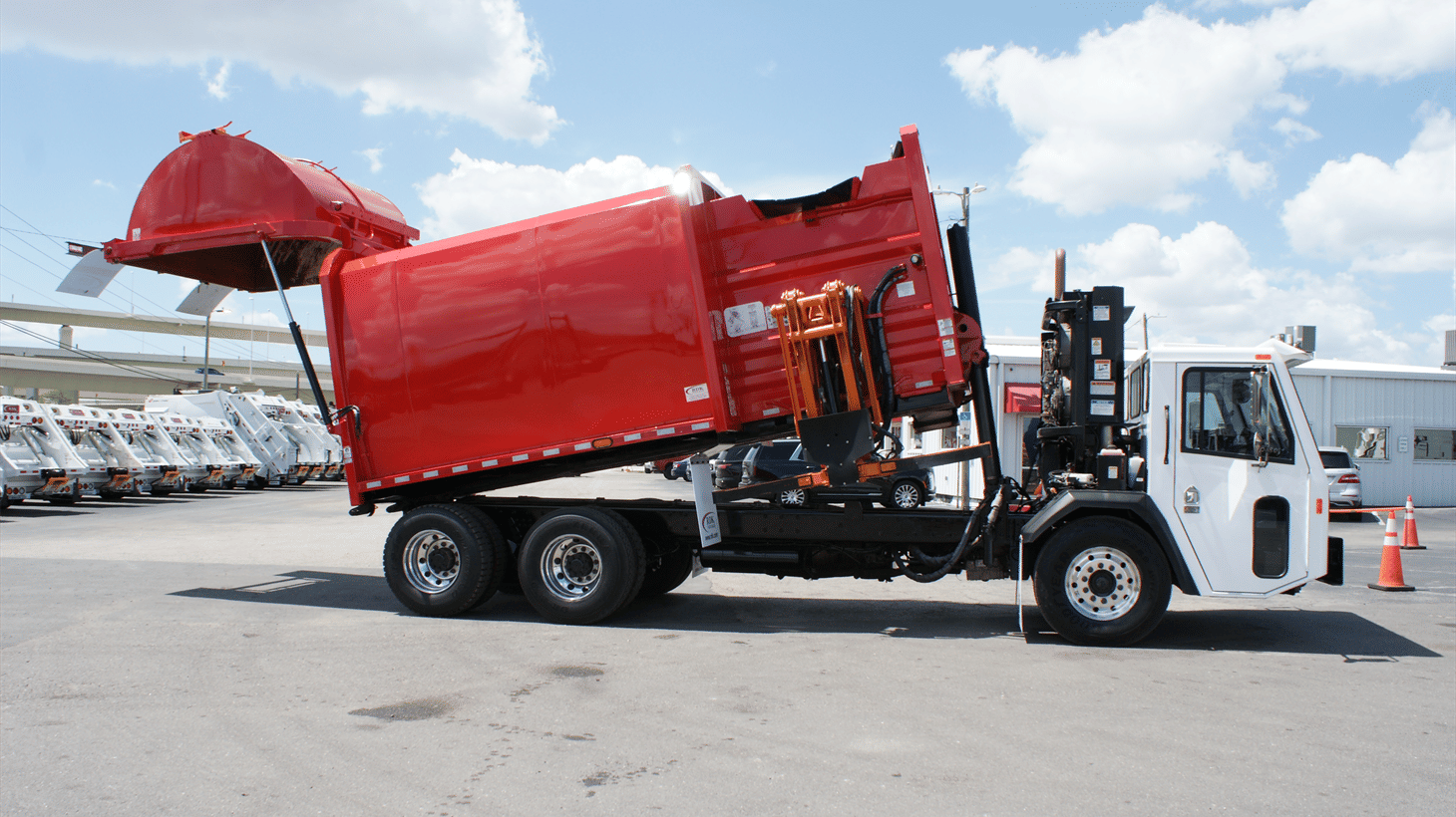 04_2024_battle_motors_side_loader_garbage_truck_108801_12