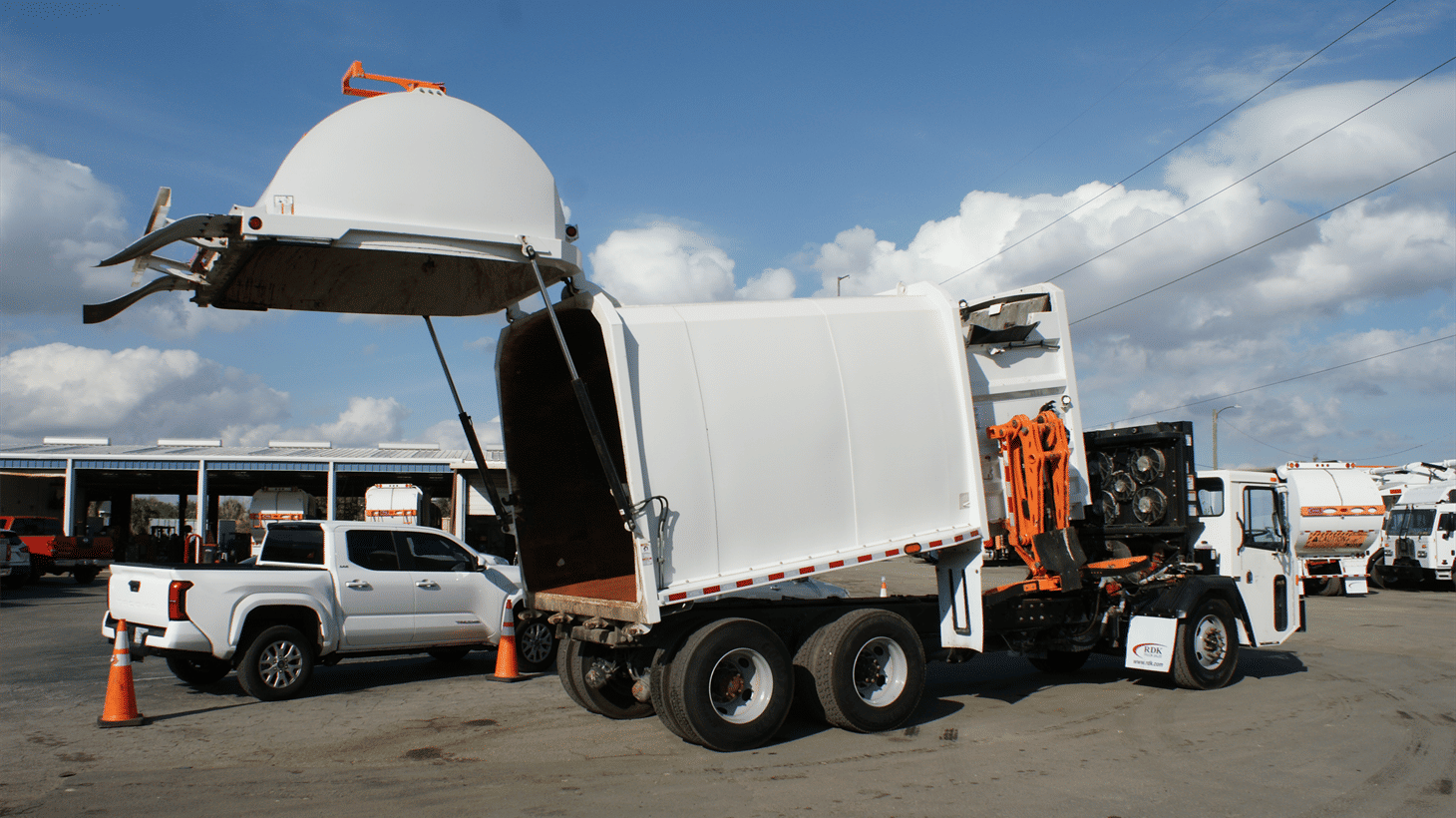 04_2024_battle_motors_side_loader_garbage_truck_109275_12