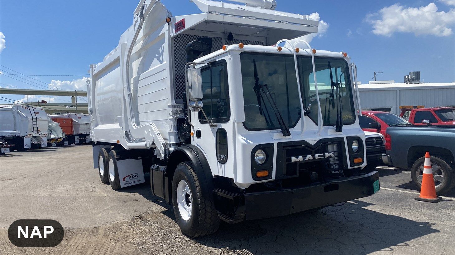 05_2019_Mack_Front_Loader_110386_5
