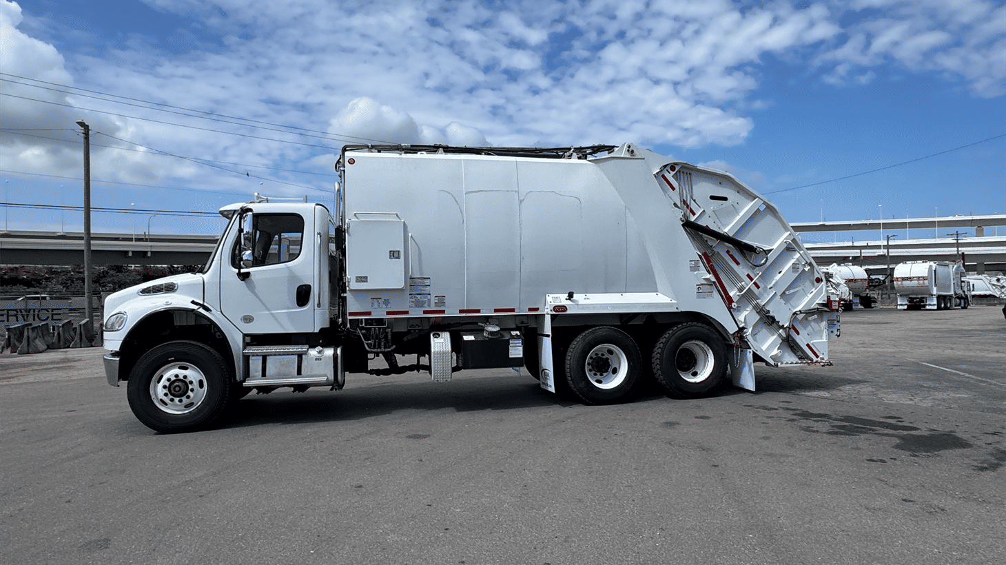 05_2022_freightliner_rear_loader_garbage_truck_108136_13