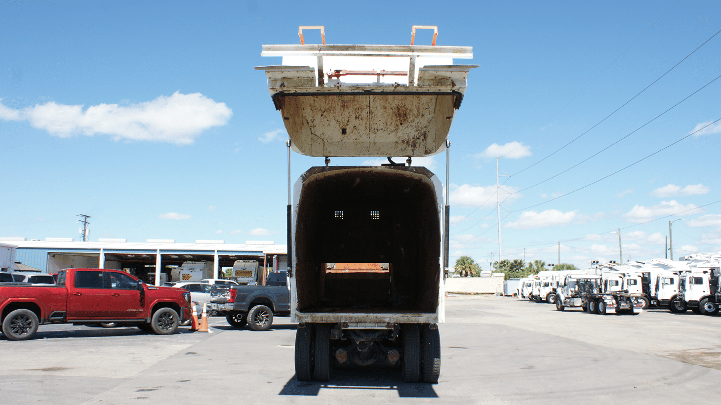 05_2022_freightliner_side_loader_garbage_truck_108141_13