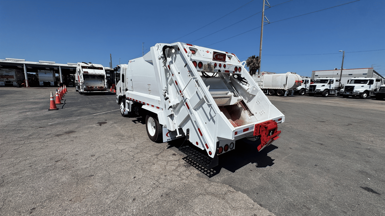 05_2022_isuzu_rear_loader_garbage_truck_108224_13
