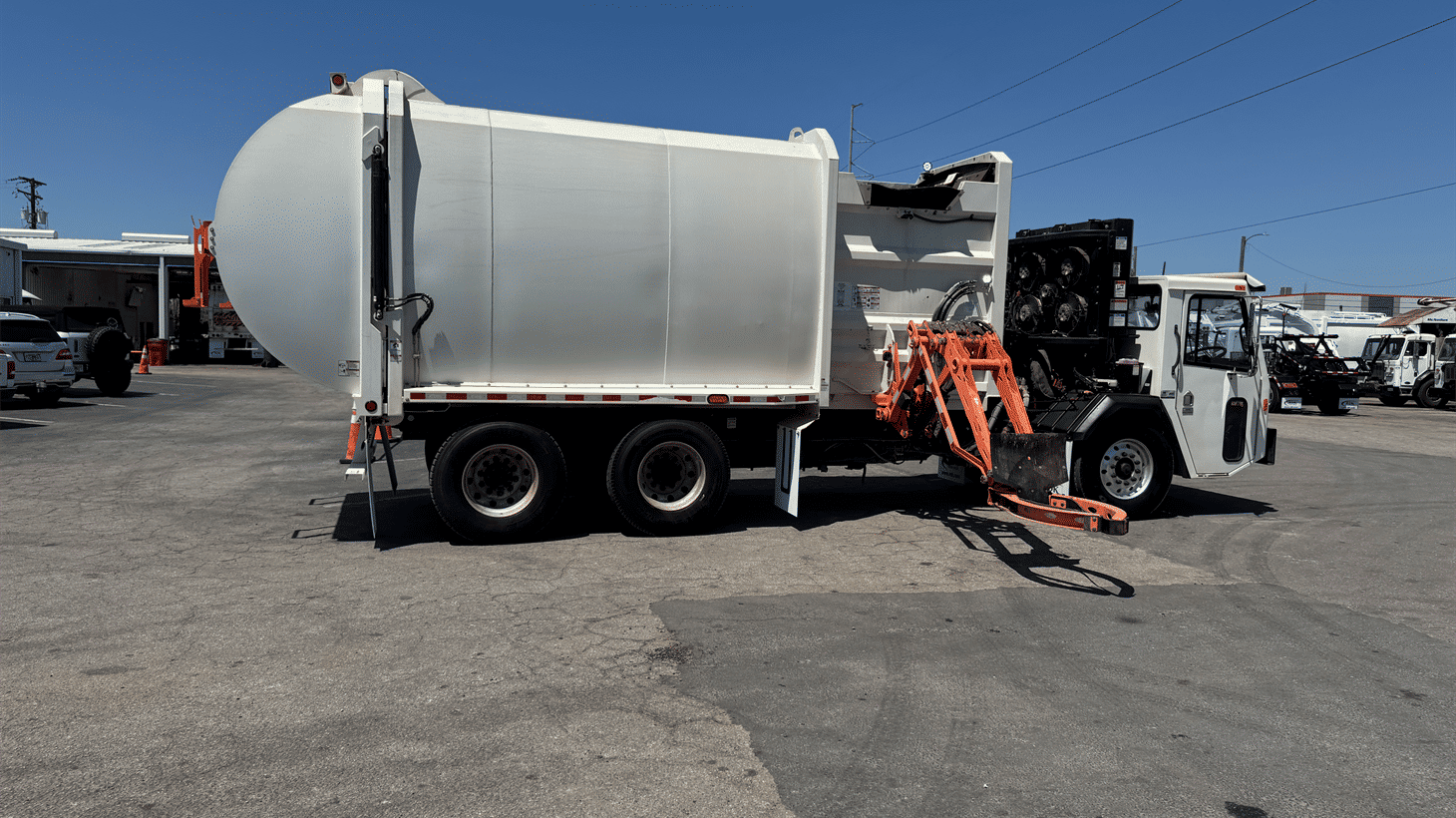 05_2024_battle_motors_side_loader_garbage_truck_108798_13