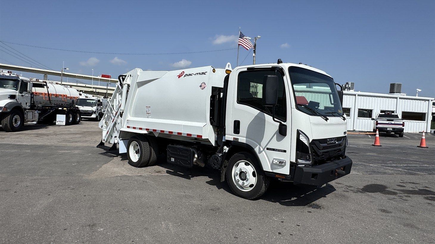 05_2026_isuzu_rear_loader_garbage_truck_110251_13