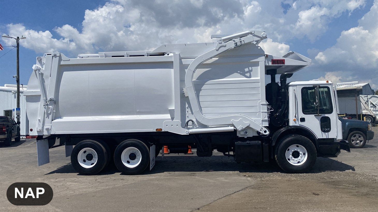 06_2019_Mack_Front_Loader_110386_6