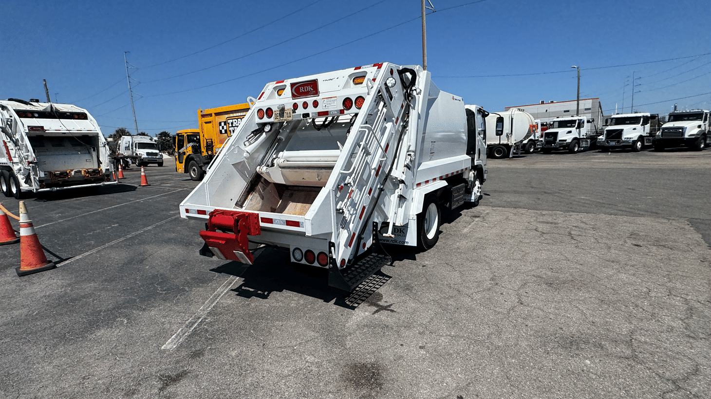 06_2022_isuzu_rear_loader_garbage_truck_108224_14