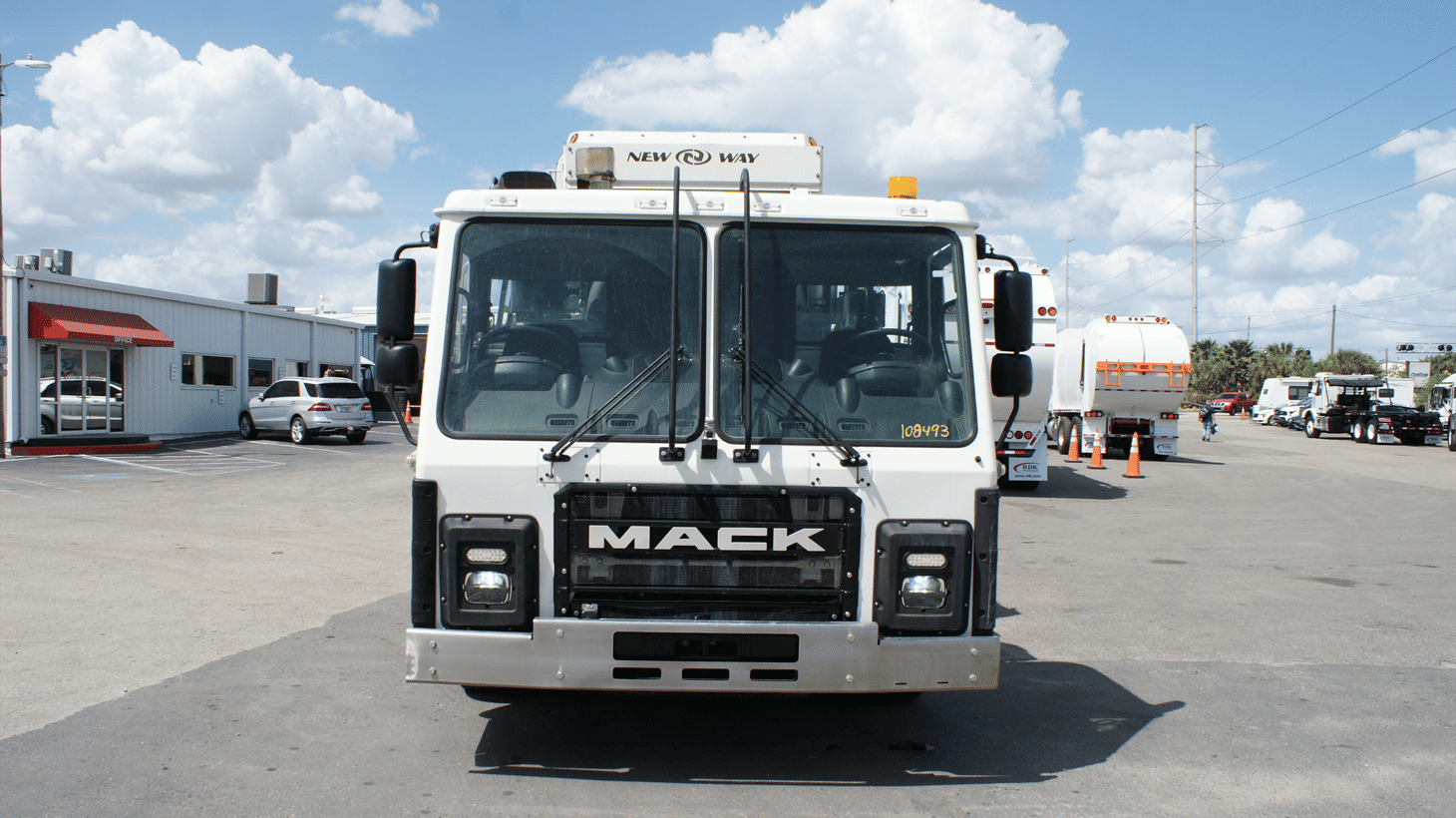 06_2023_mack_side_loader_garbage_truck_108493_14