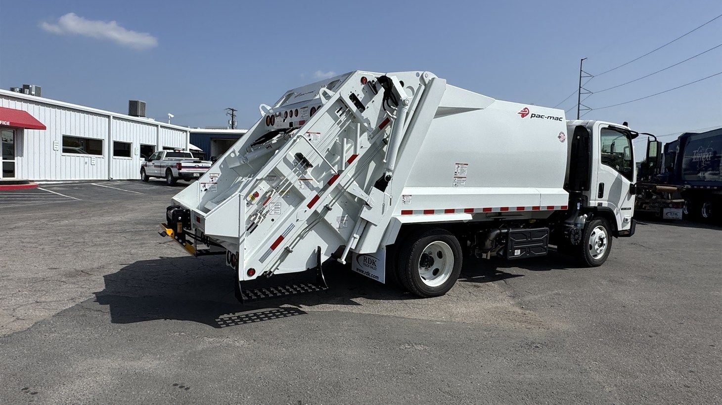 06_2026_isuzu_rear_loader_garbage_truck_110251_14