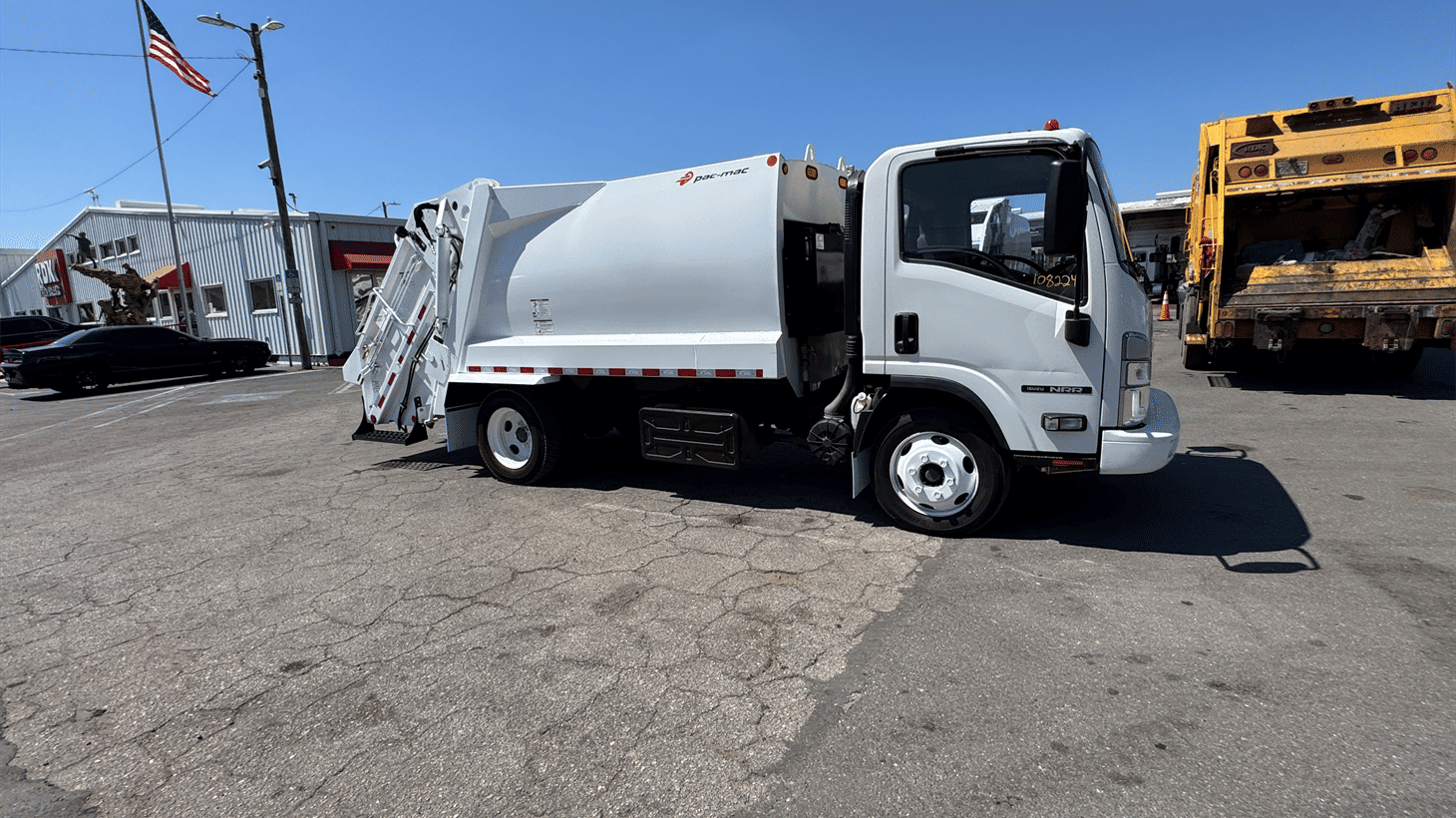 07_2022_isuzu_rear_loader_garbage_truck_108224_15