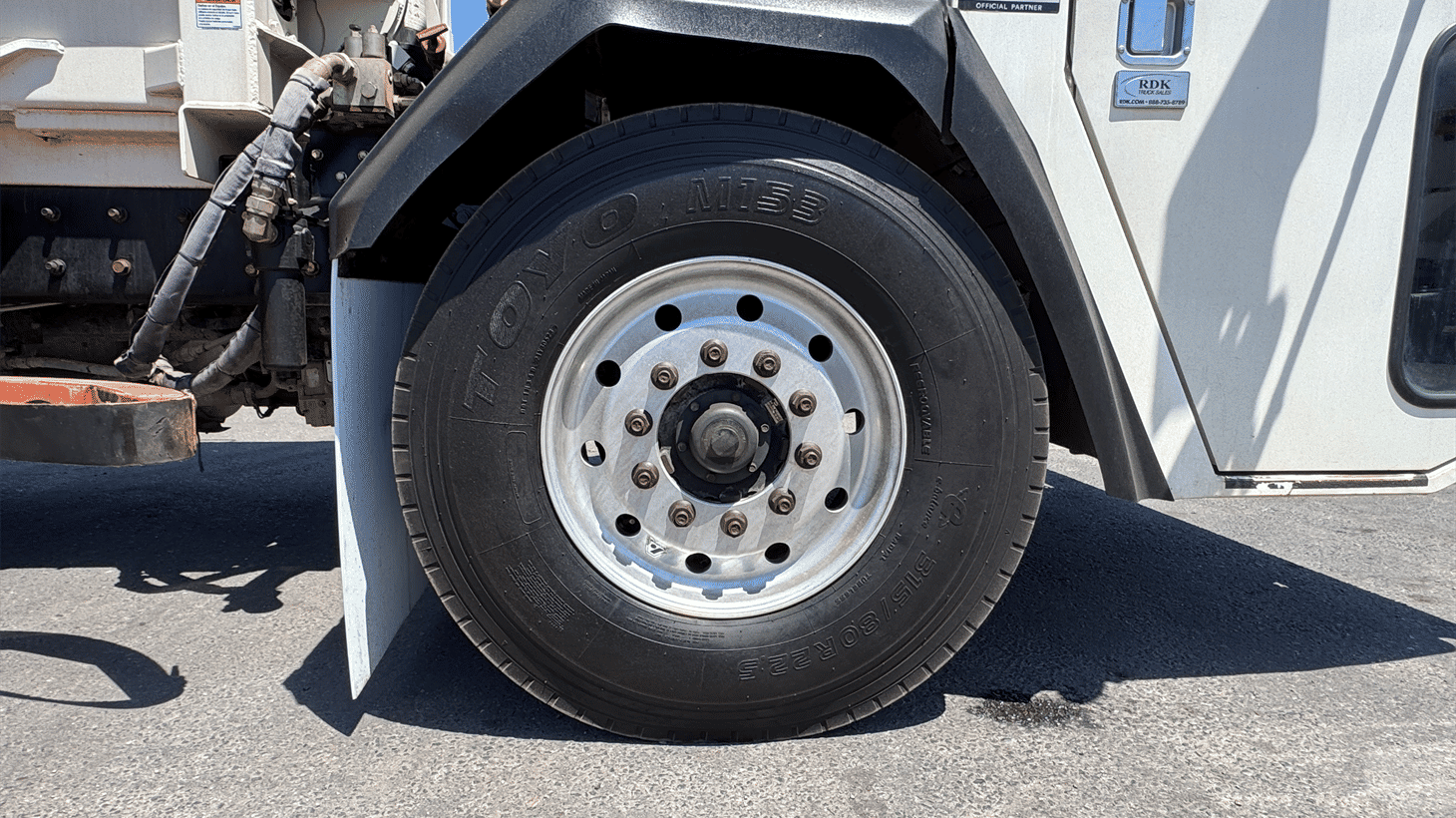 07_2024_battle_motors_side_loader_garbage_truck_108798_15