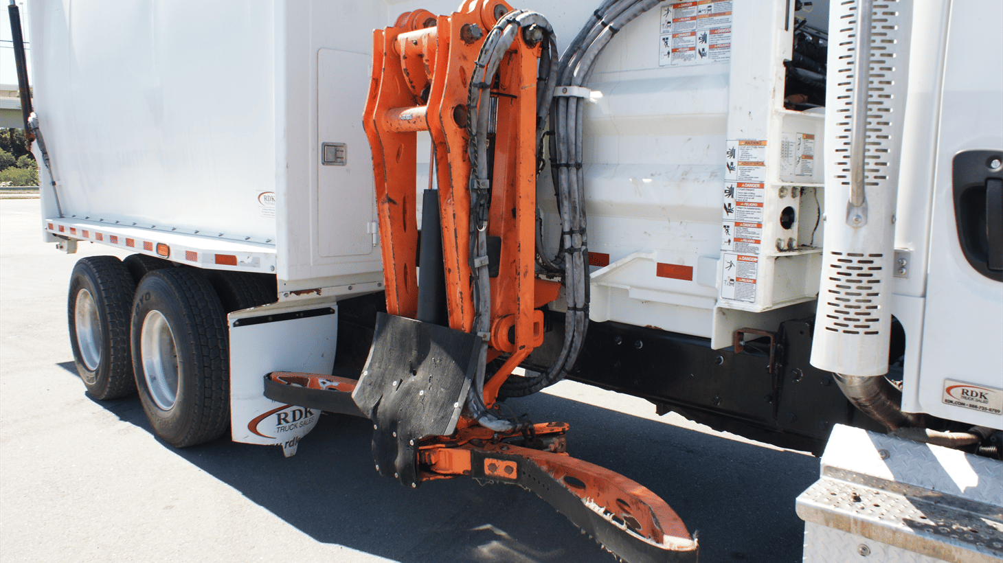 08_2022_freightliner_side_loader_garbage_truck_108141_16