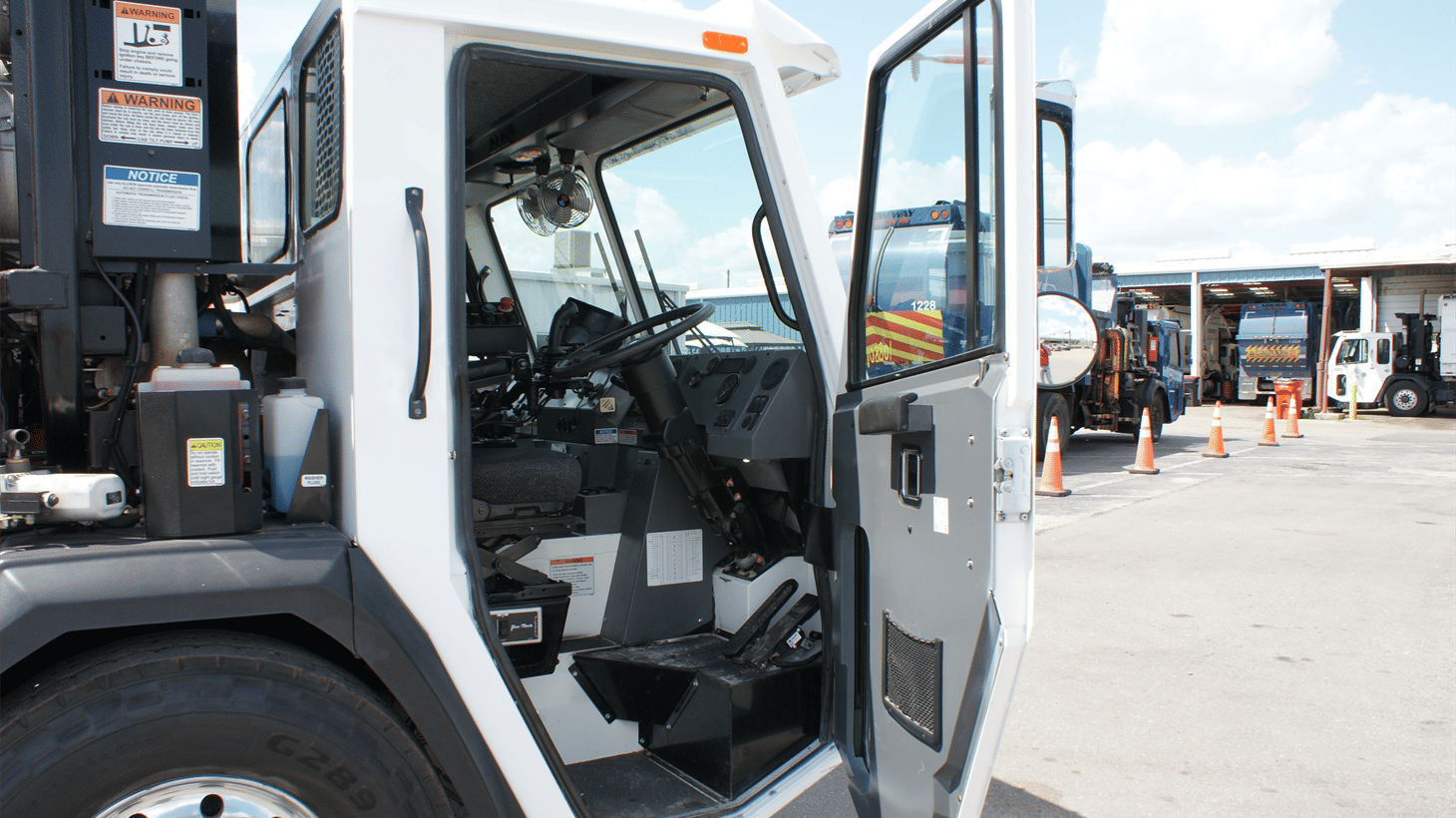 08_2024_battle_motors_side_loader_garbage_truck_108801_16