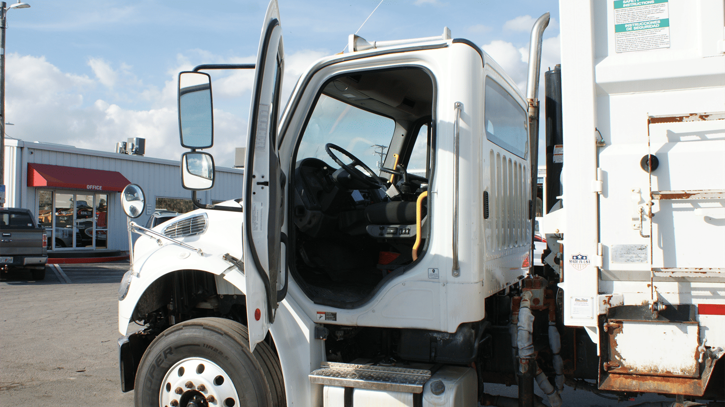 09_2022_freightliner_side_loader_garbage_truck_107953_17