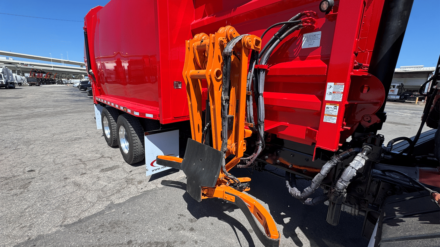 09_2024_battle_motors_side_loader_garbage_truck_108553_17