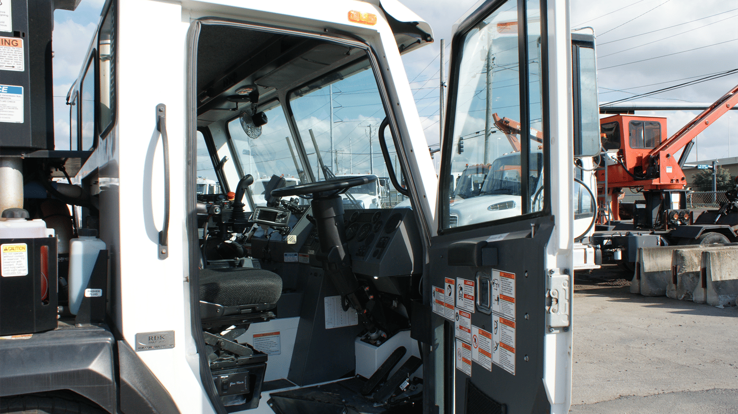09_2024_battle_motors_side_loader_garbage_truck_109275_17