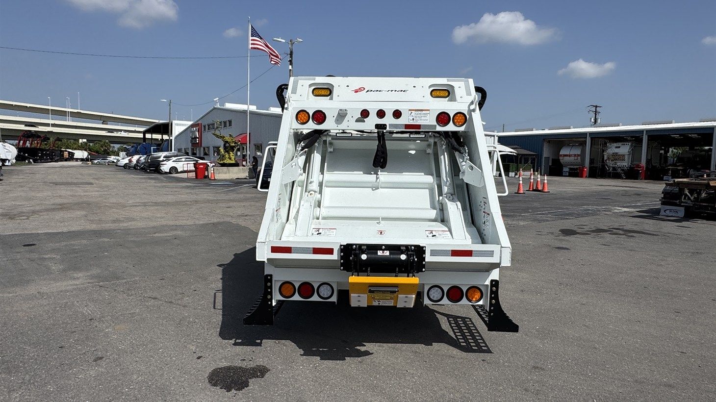 09_2026_isuzu_rear_loader_garbage_truck_110251_17