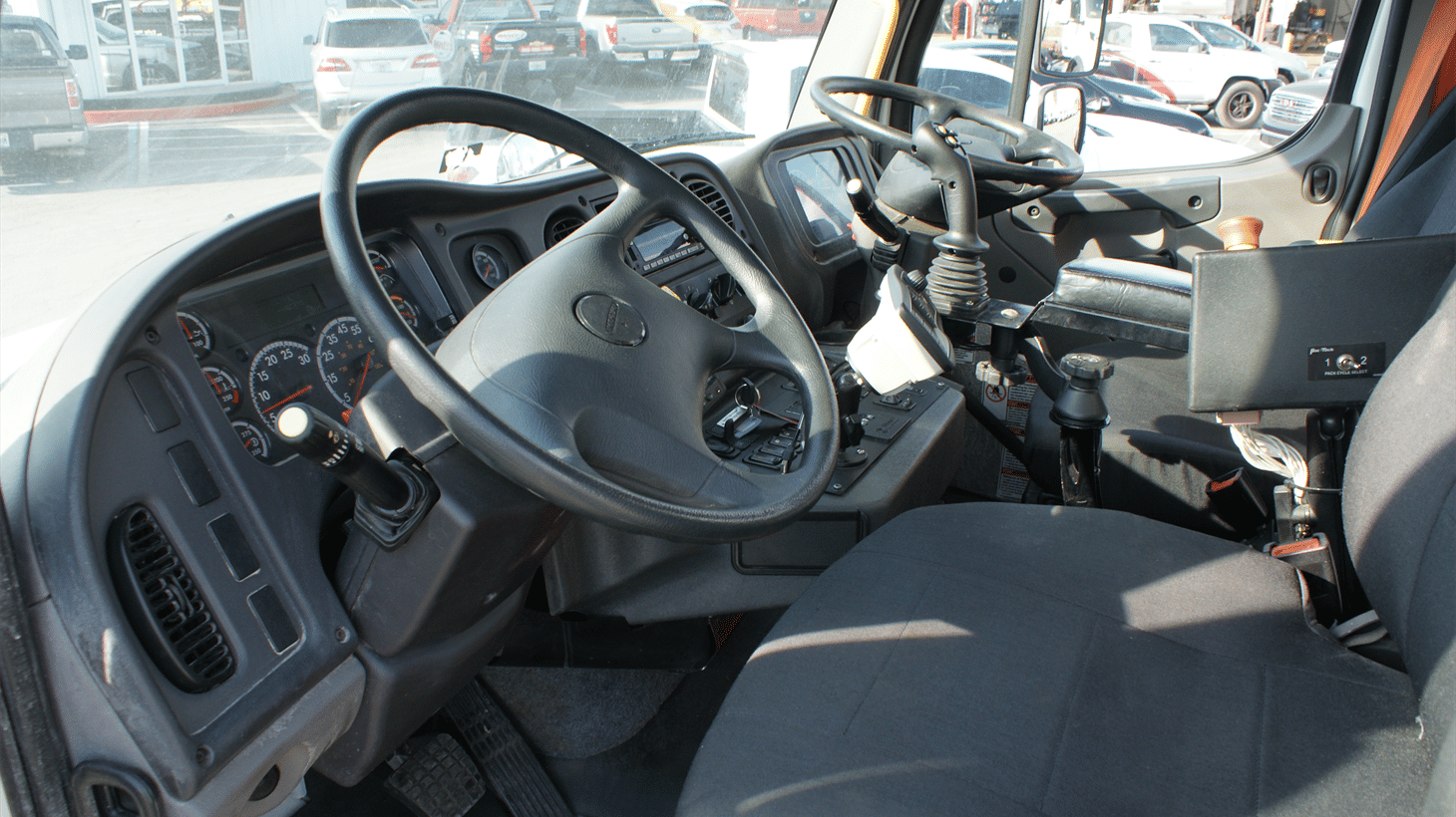 10_2022_freightliner_side_loader_garbage_truck_107953_18