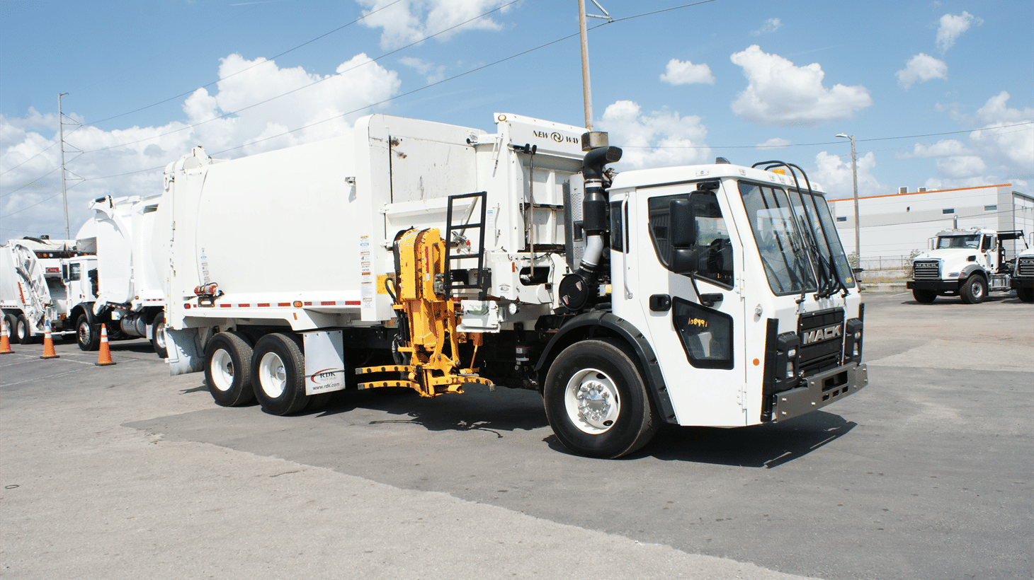 10_2023_mack_side_loader_garbage_truck_108491_2