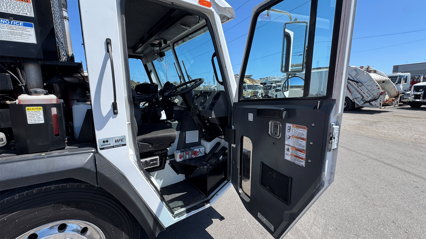 10_2024_battle_motors_side_loader_garbage_truck_108553_18