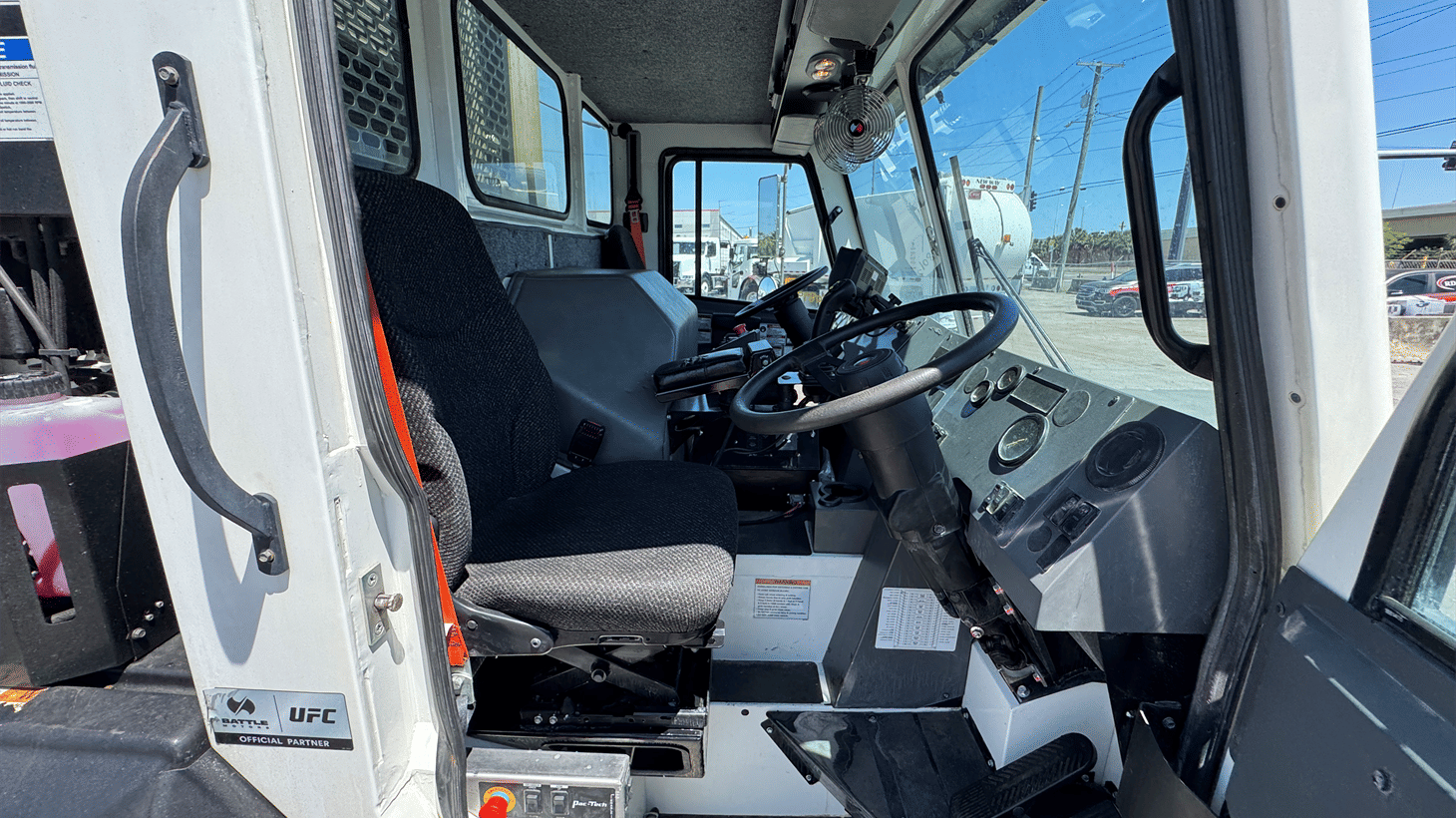 10_2024_battle_motors_side_loader_garbage_truck_108798_18