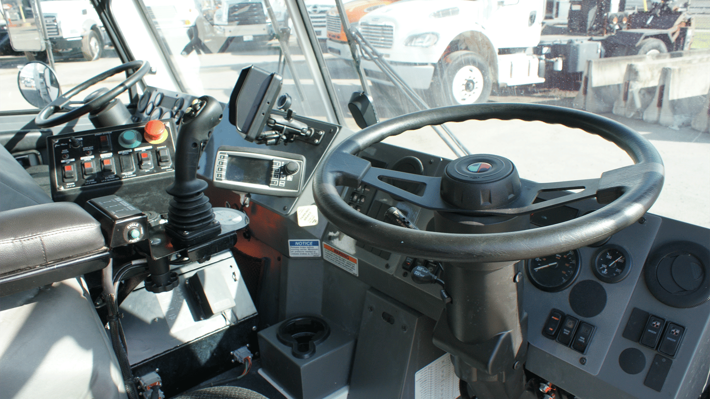 10_2024_battle_motors_side_loader_garbage_truck_109275_18