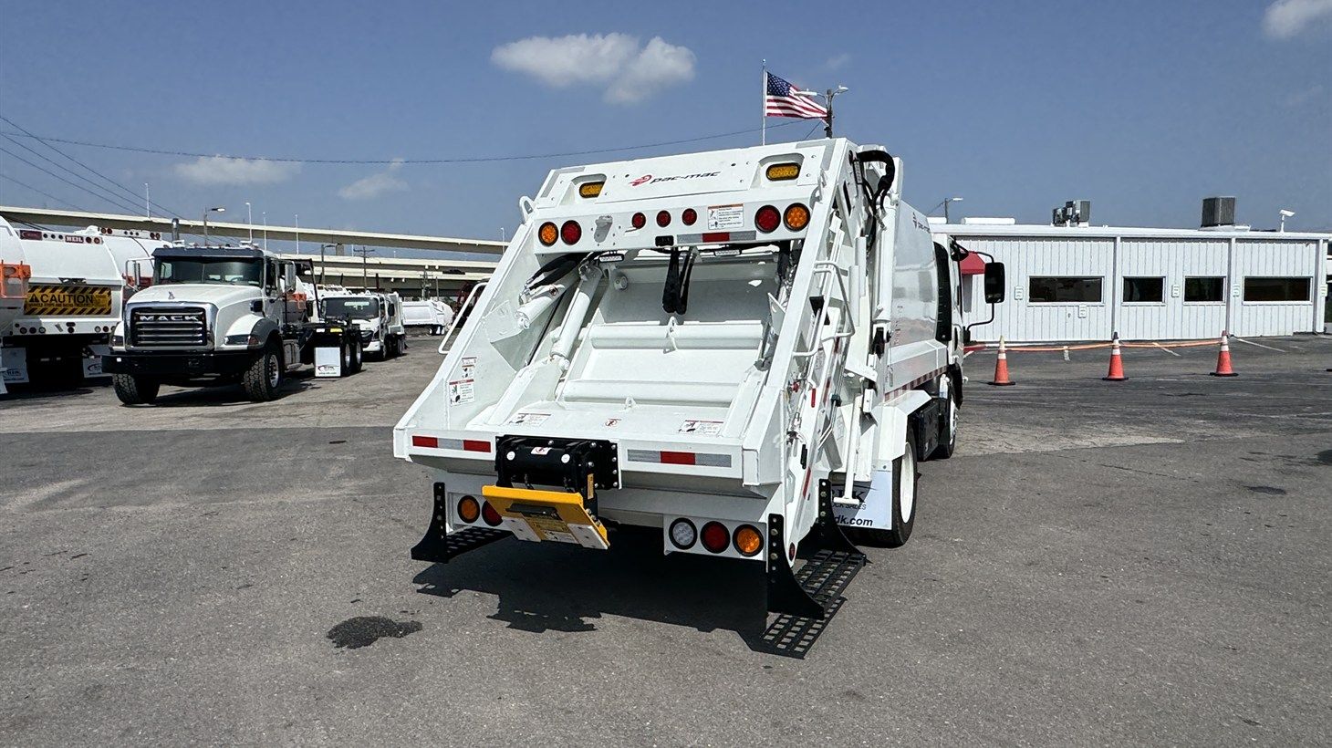 10_2026_isuzu_rear_loader_garbage_truck_110251_18