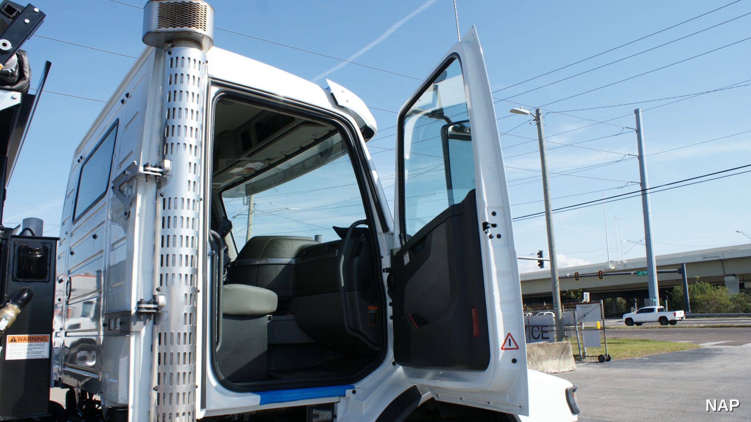 110297-nap-2026-volvo-roll-off-truck204-2