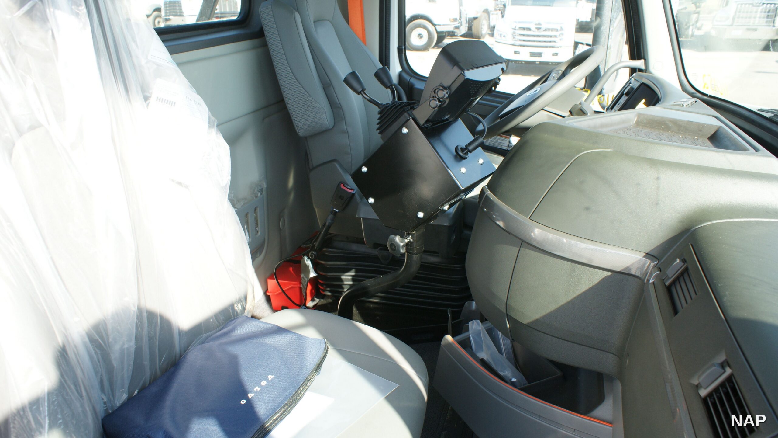 110297-nap-2026-volvo-roll-off-truck205-2